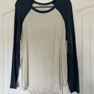 American Eagle Outfitters Wonen’s Two-Tone Long Sleeve Raglan/Baseball Shirt
